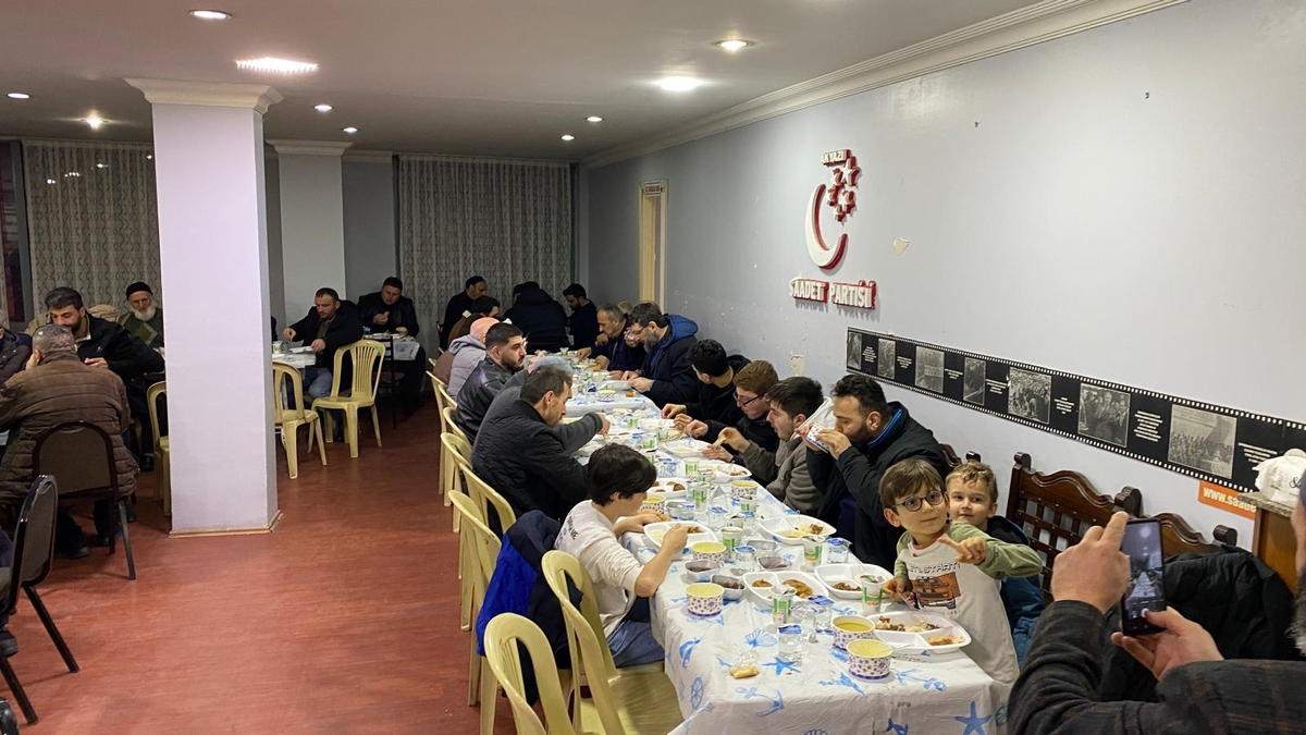 Akyazı'da farklı partiler iftar sofrasında buluştu