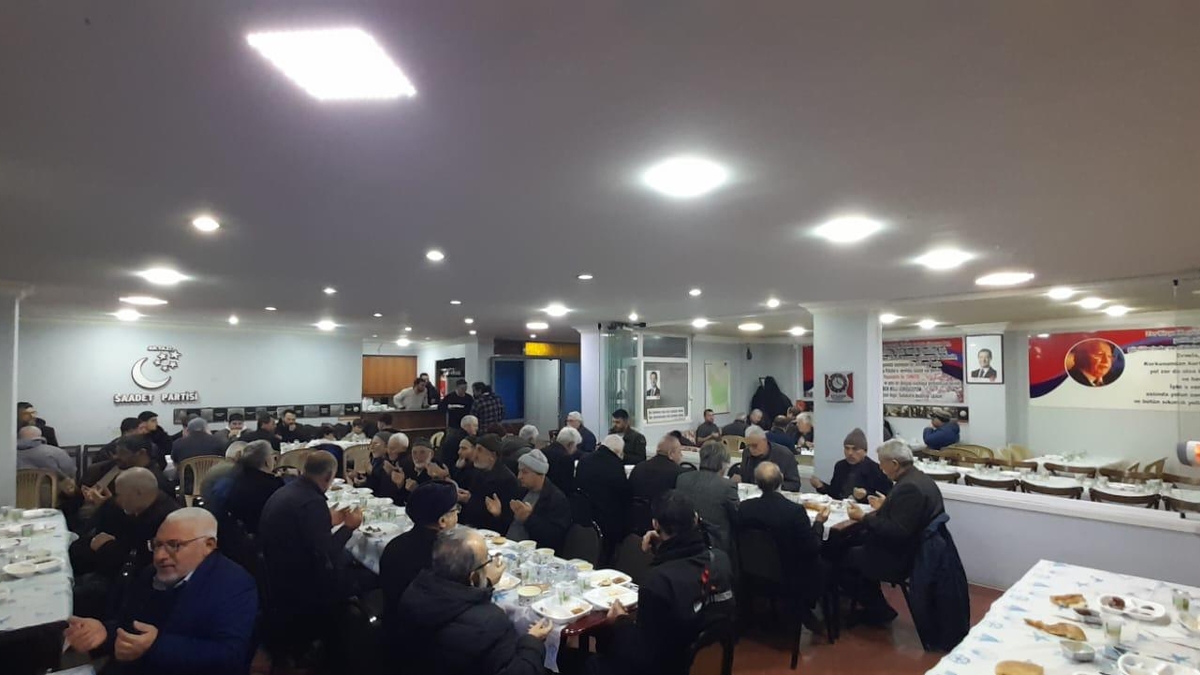 Akyazı'da farklı partiler iftar sofrasında buluştu
