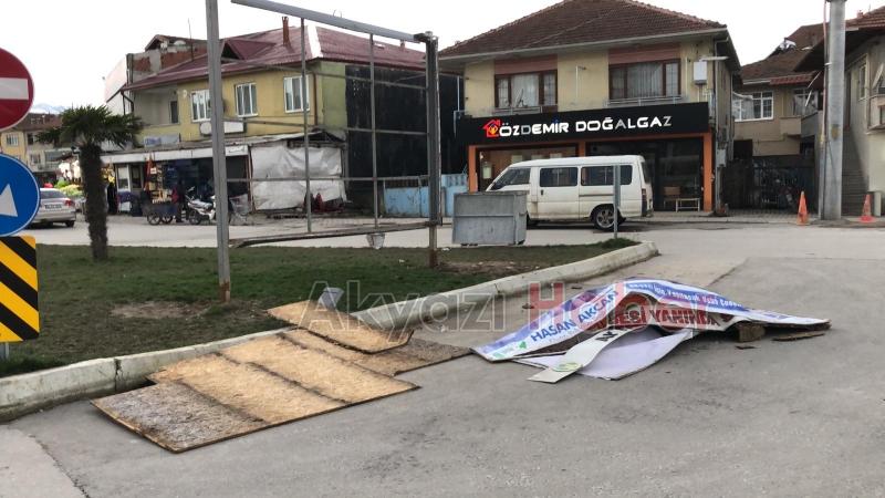 Akyazı da fırtına yıkıp geçti