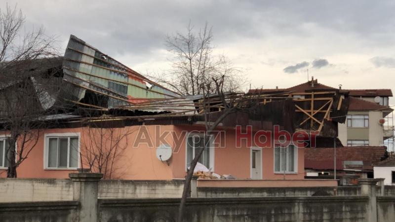 Akyazı da fırtına yıkıp geçti