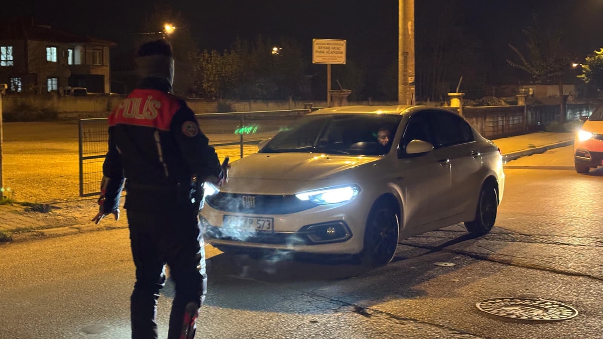 Akyazı'da Gece Operasyonu Uyuşturucu Ve Silahla Yakalandılar