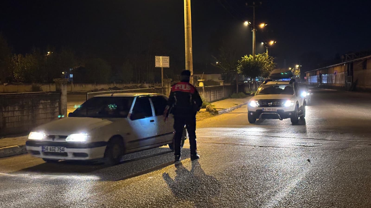 Akyazı'da Gece Operasyonu Uyuşturucu Ve Silahla Yakalandılar