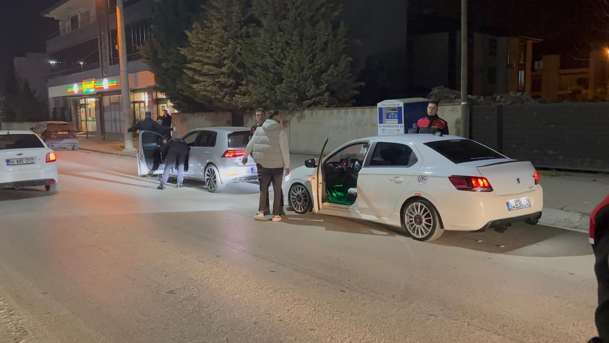 Akyazı'da Gece Operasyonu Uyuşturucu Ve Silahla Yakalandılar