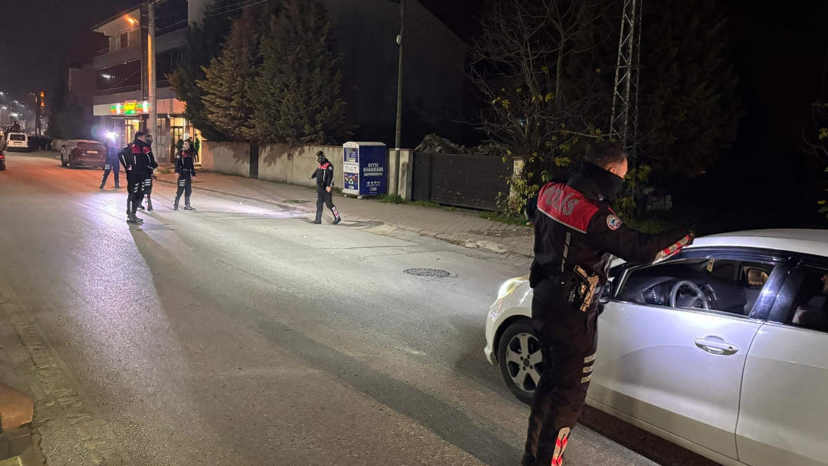 Akyazı'da Gece Operasyonu Uyuşturucu Ve Silahla Yakalandılar