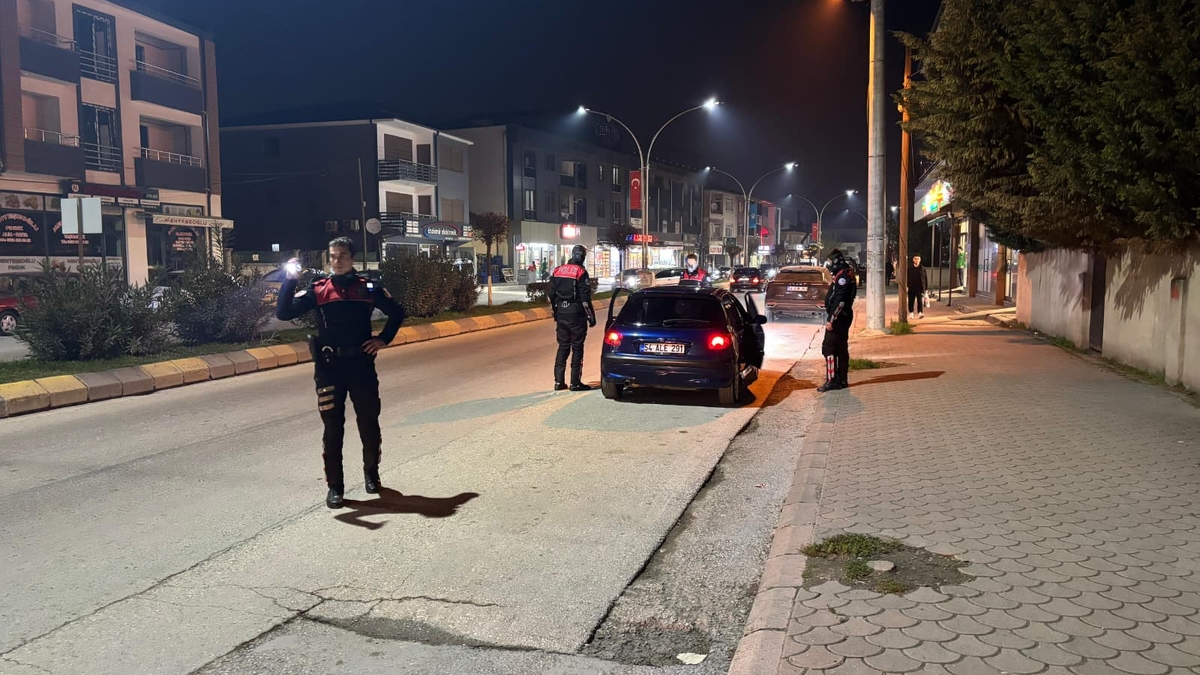 Akyazı'da Gece Operasyonu Uyuşturucu Ve Silahla Yakalandılar