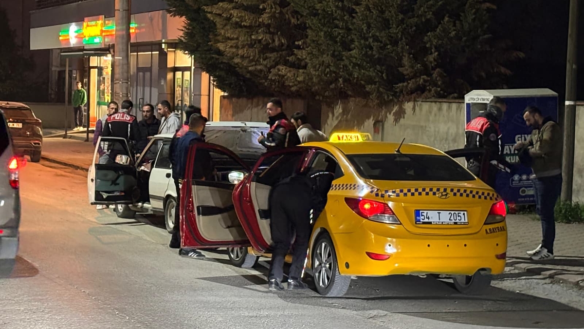 Akyazı'da Gece Operasyonu Uyuşturucu Ve Silahla Yakalandılar