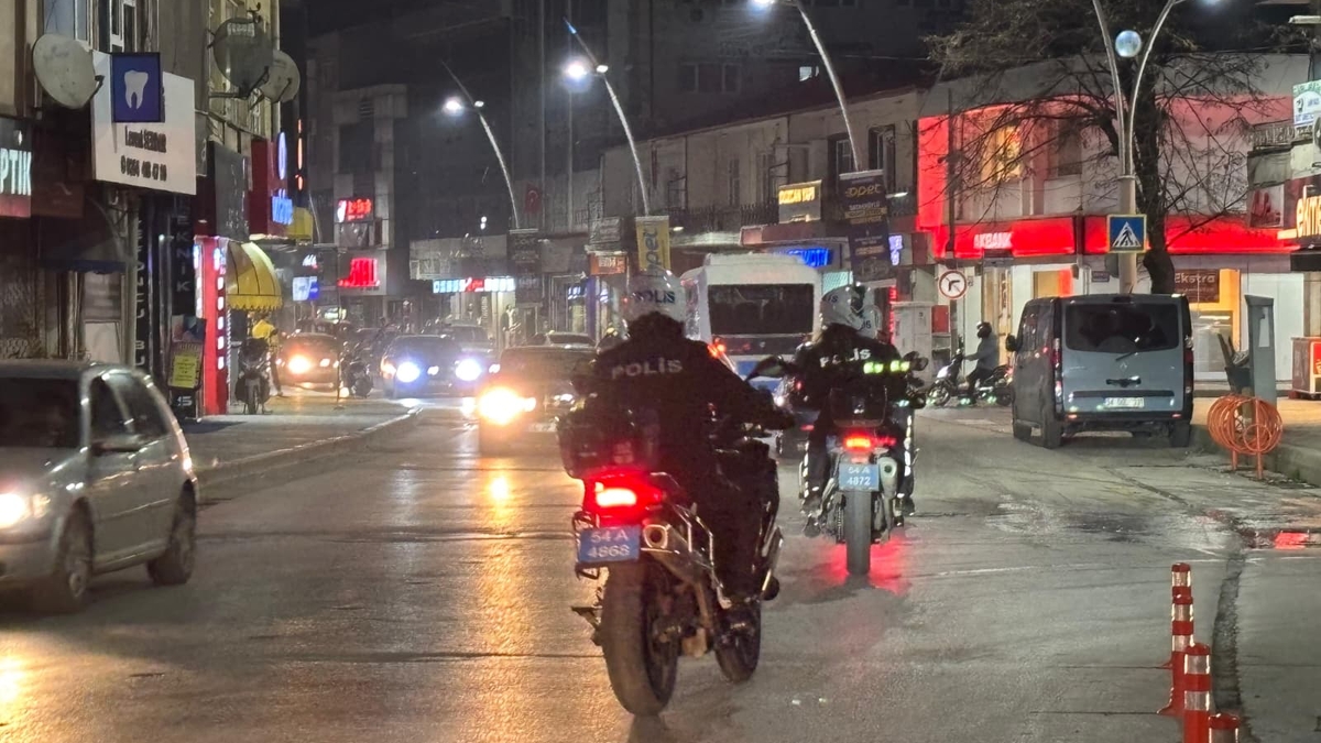 Akyazı'da Gece Operasyonu Uyuşturucu Ve Silahla Yakalandılar