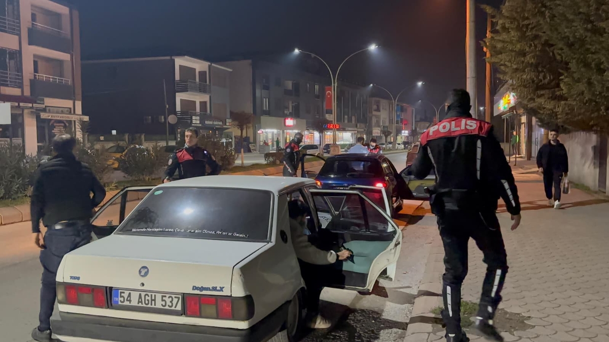 Akyazı'da Gece Operasyonu Uyuşturucu Ve Silahla Yakalandılar