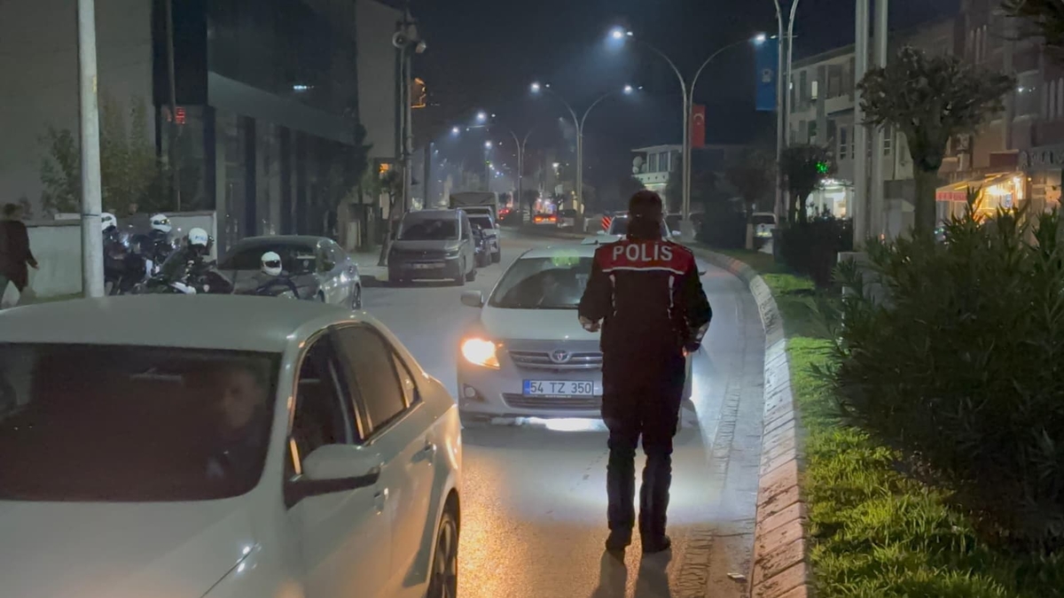 Akyazı'da Gece Operasyonu Uyuşturucu Ve Silahla Yakalandılar