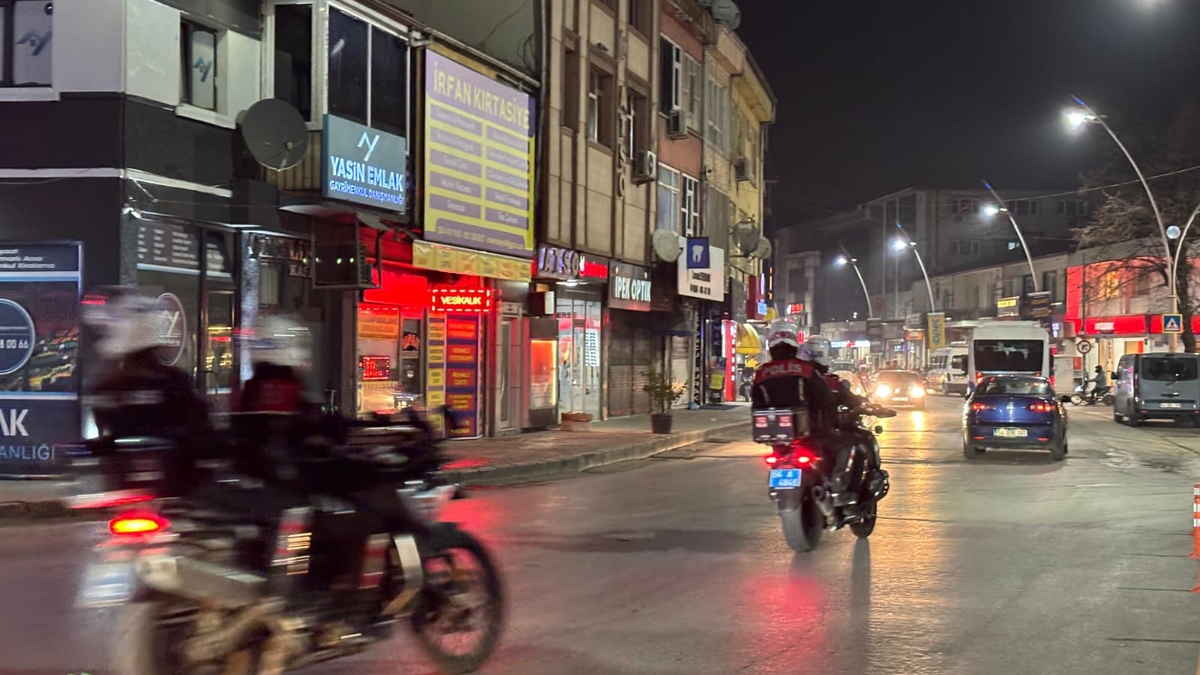 Akyazı'da Gece Operasyonu Uyuşturucu Ve Silahla Yakalandılar