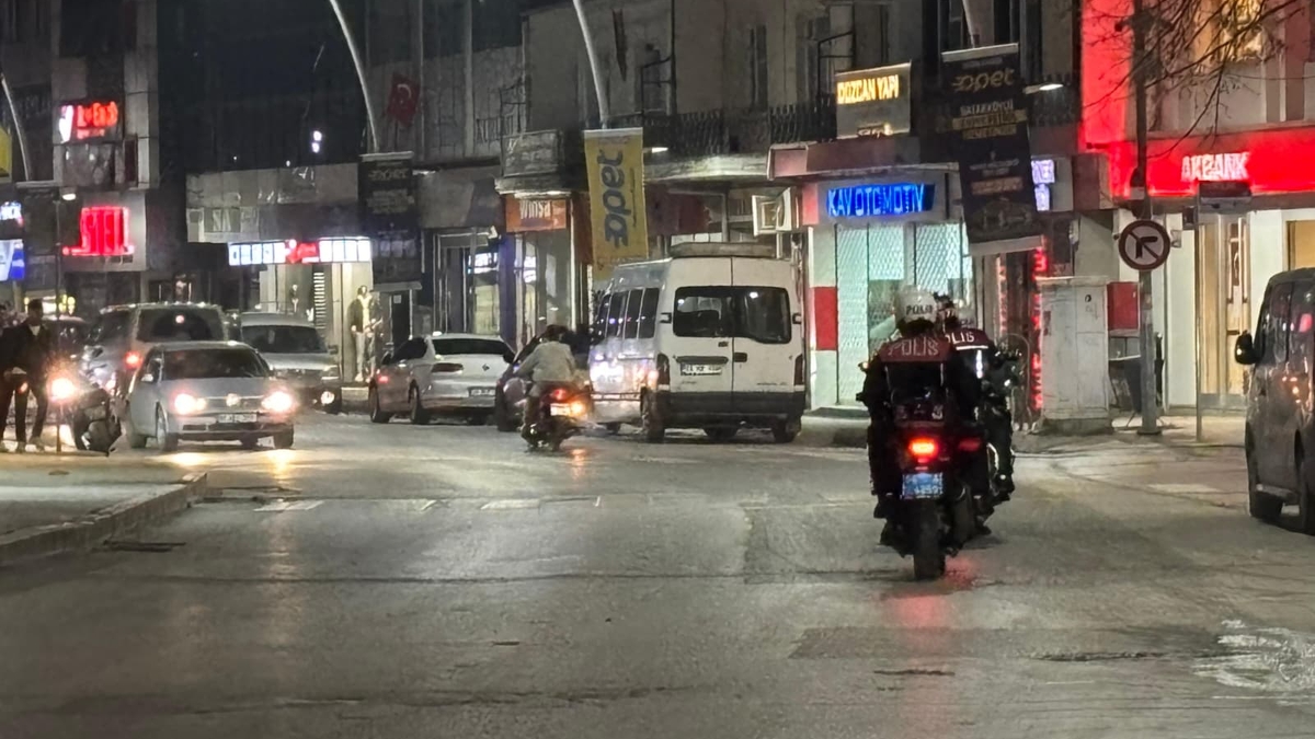 Akyazı'da Gece Operasyonu Uyuşturucu Ve Silahla Yakalandılar