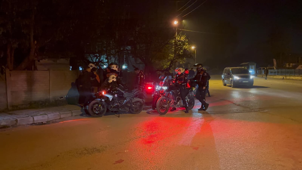 Akyazı'da Gece Operasyonu Uyuşturucu Ve Silahla Yakalandılar