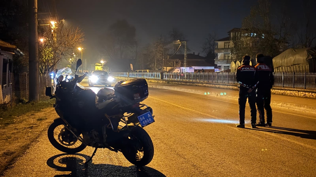 Akyazı'da Gece Operasyonu Uyuşturucu Ve Silahla Yakalandılar