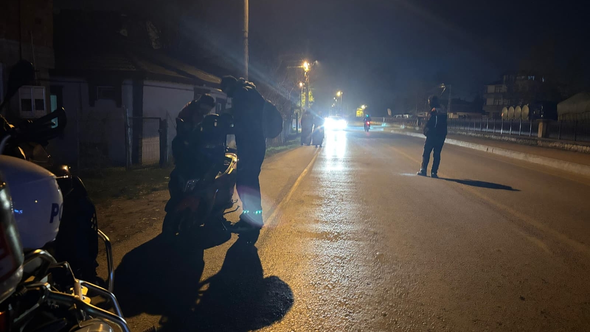 Akyazı'da Gece Operasyonu Uyuşturucu Ve Silahla Yakalandılar