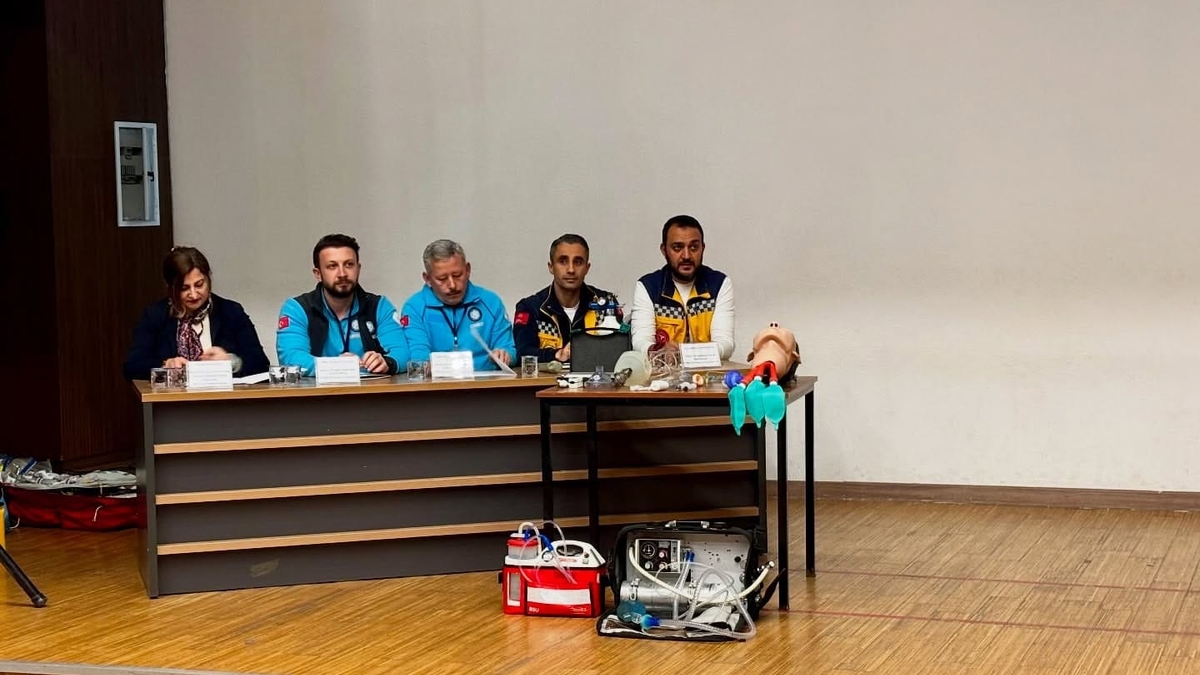 Akyazı'da hastane öncesi acil sağlık hizmetleri sempozyumu