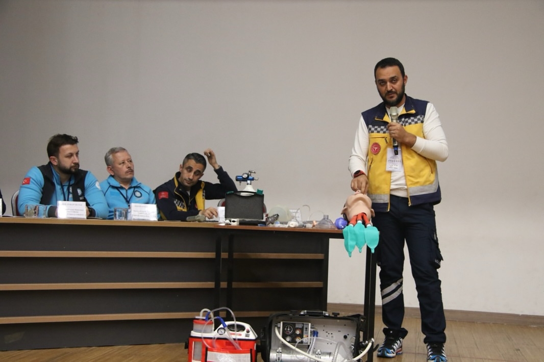 Akyazı'da hastane öncesi acil sağlık hizmetleri sempozyumu