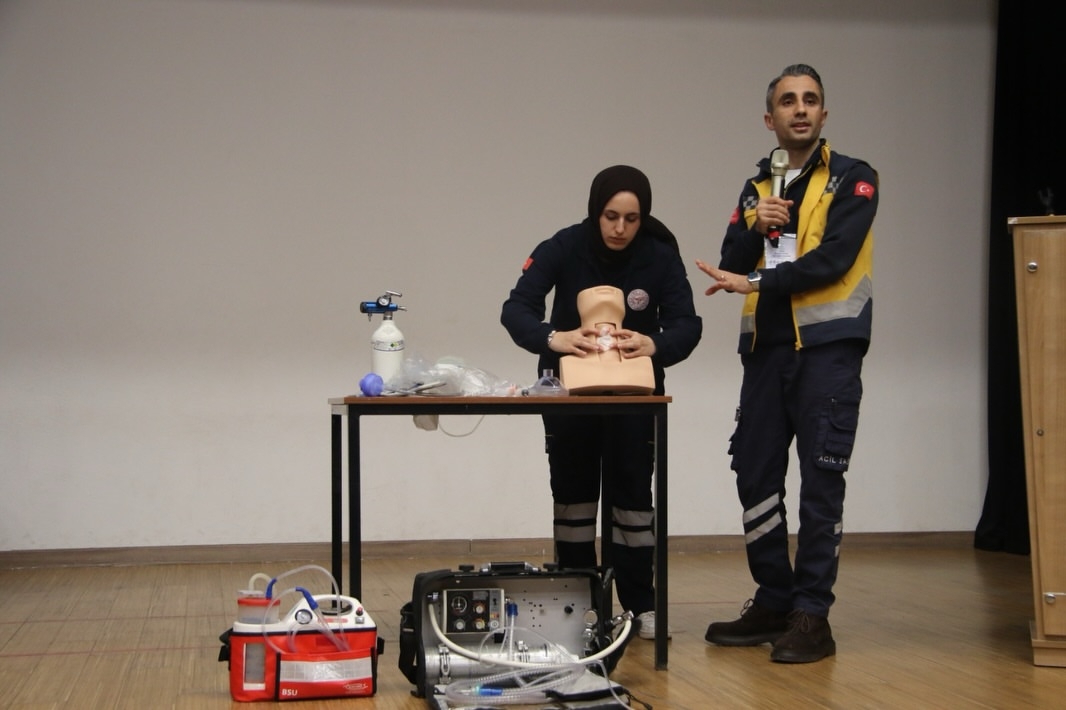 Akyazı'da hastane öncesi acil sağlık hizmetleri sempozyumu
