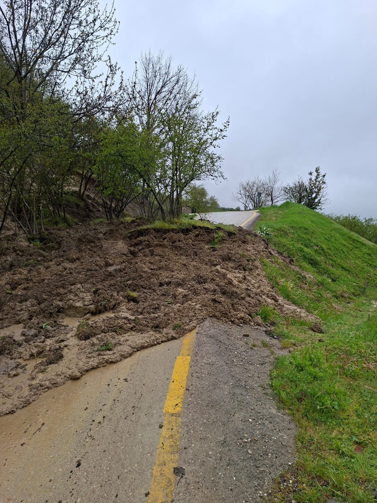 Akyazı'da heyelan; Yol ulaşıma kapandı