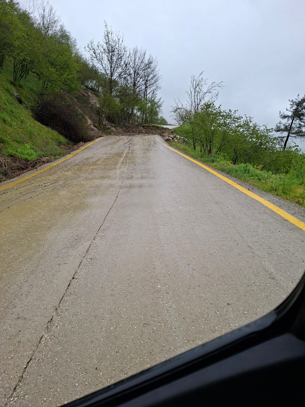 Akyazı'da heyelan; Yol ulaşıma kapandı