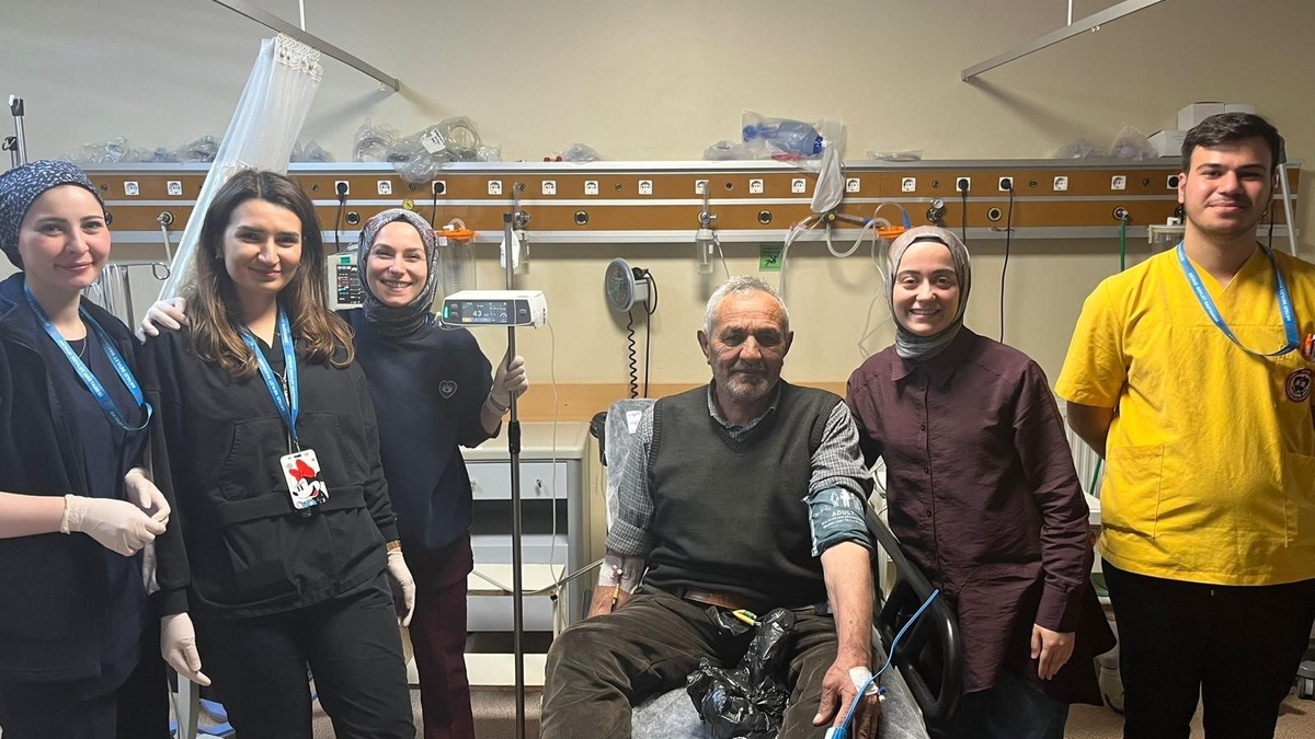 Akyazı'da ilk kez uygulanan tedavi ile kalıcı felçten kurtuldu