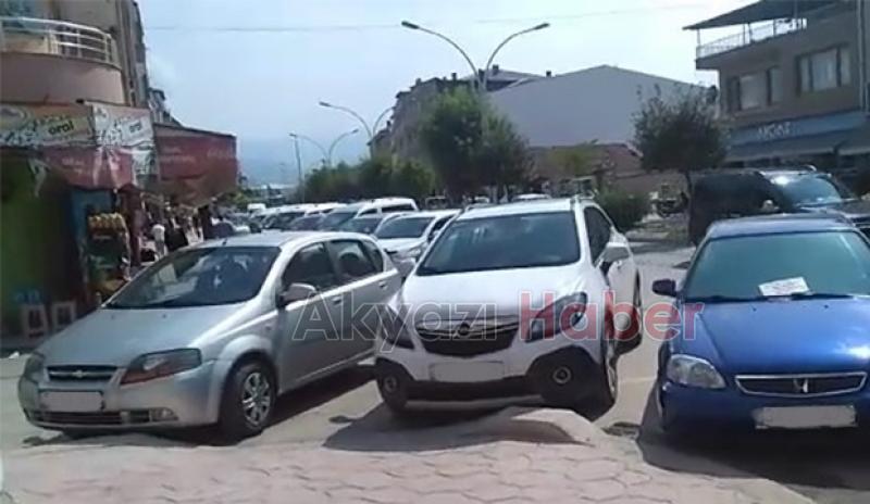 Akyazı'da kaldırım işgalleri vatandaşı bezdiriyor