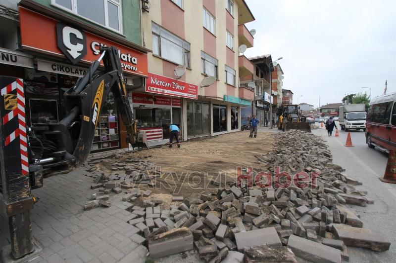AKYAZI'DA KALDIRIMLAR YENİLENİYOR