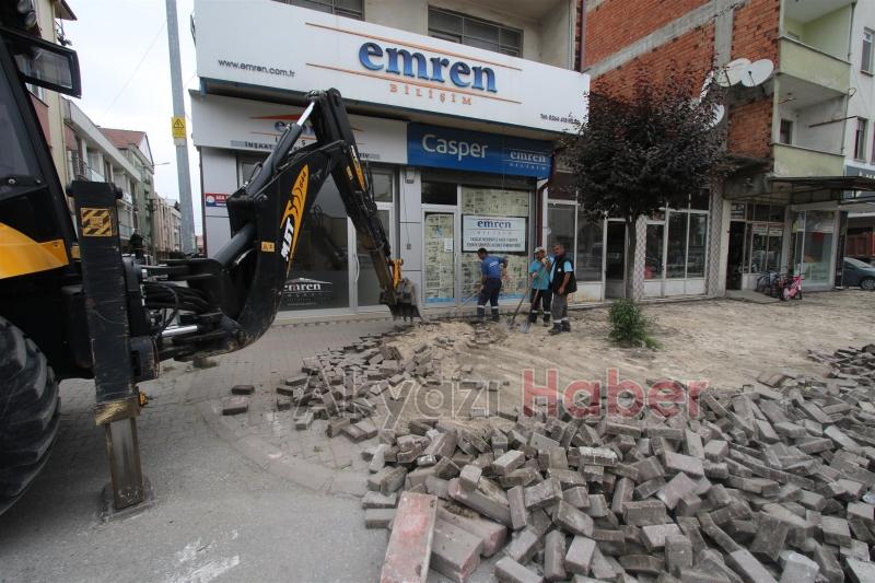 AKYAZI'DA KALDIRIMLAR YENİLENİYOR