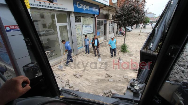 AKYAZI'DA KALDIRIMLAR YENİLENİYOR