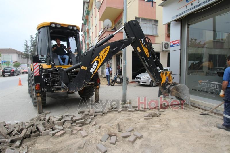 AKYAZI'DA KALDIRIMLAR YENİLENİYOR