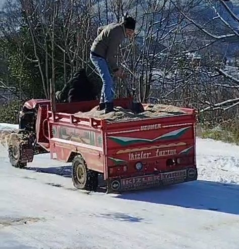Akyazı'da kar ve buzda araçlar yolda kaldı