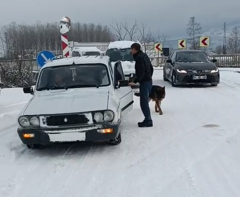 Akyazı'da kar ve buzda araçlar yolda kaldı