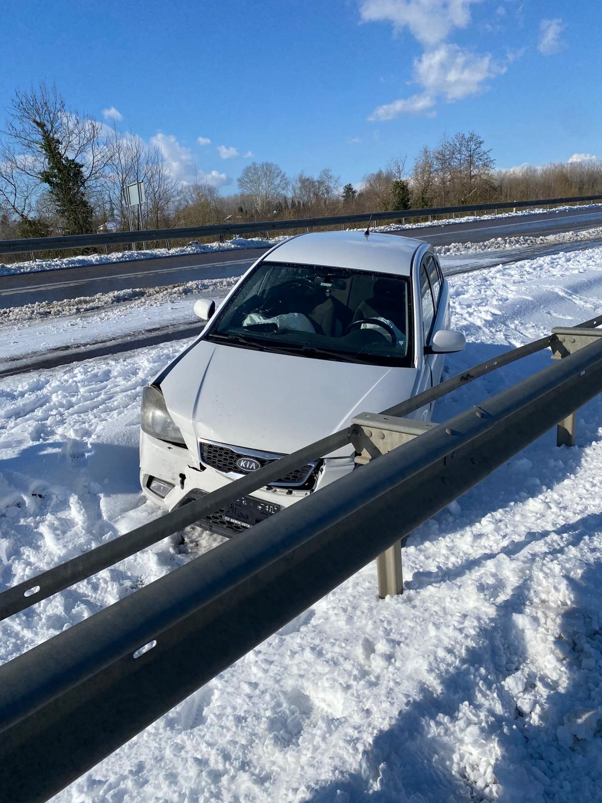 Akyazı'da kar ve buzda araçlar yolda kaldı