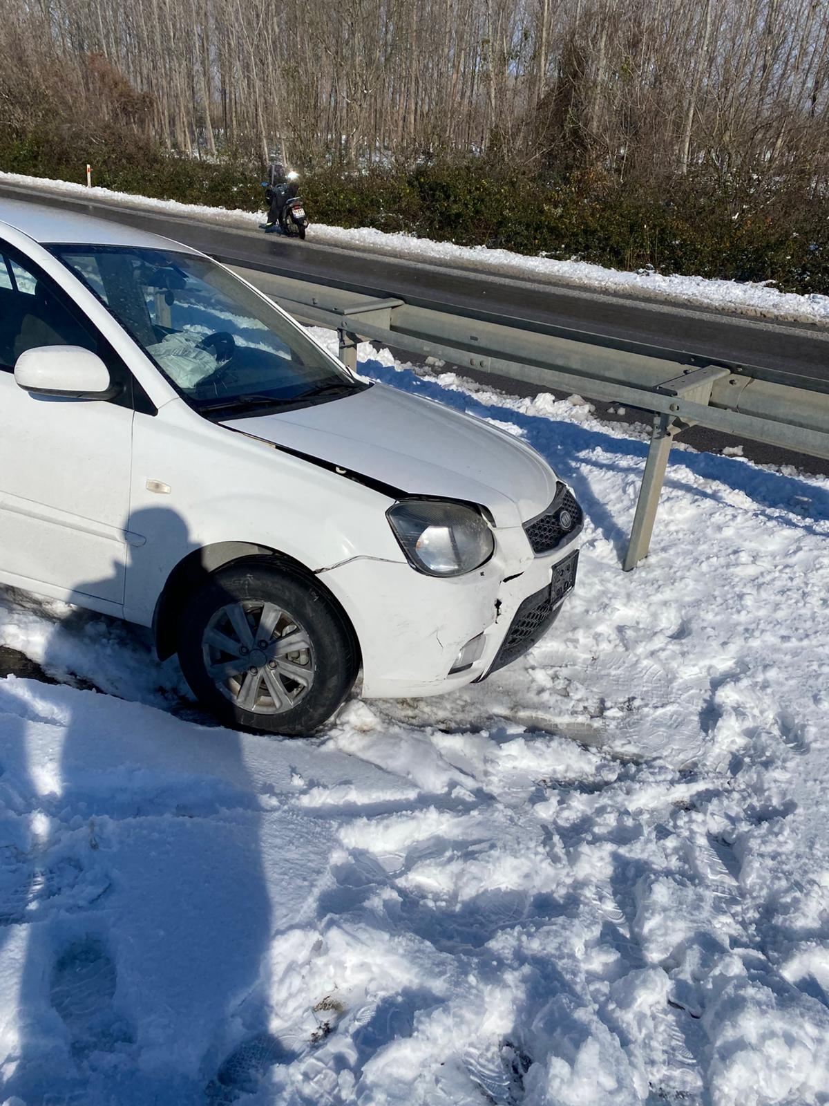 Akyazı'da kar ve buzda araçlar yolda kaldı
