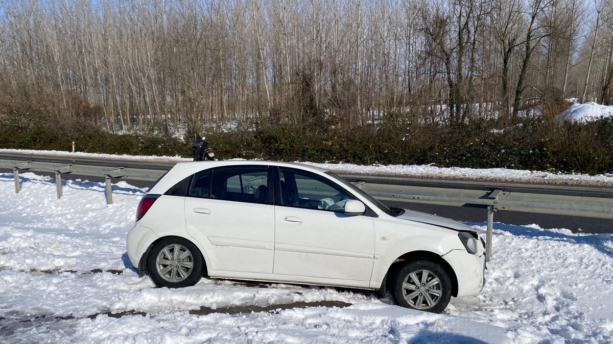 Akyazı'da kar ve buzda araçlar yolda kaldı
