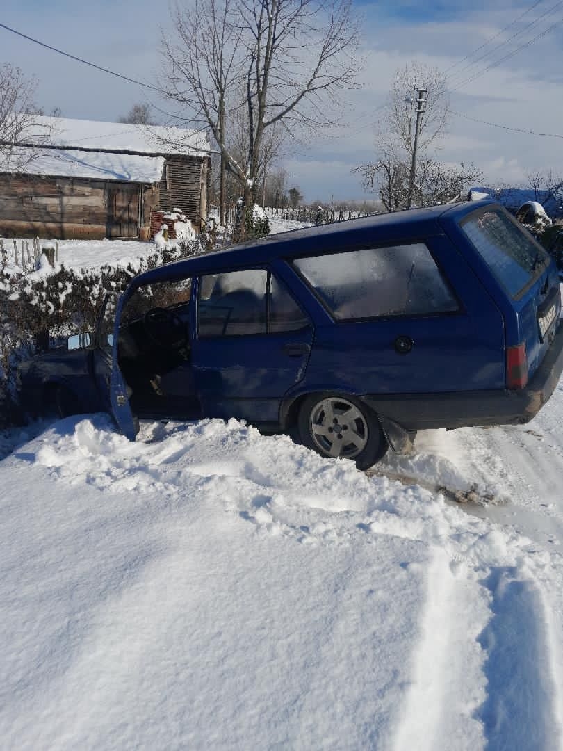 Akyazı'da kar ve buzda araçlar yolda kaldı
