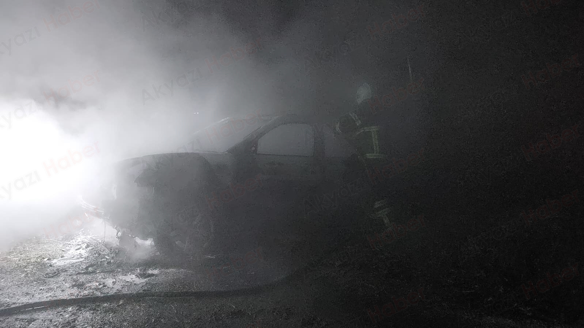 Akyazı'da korku dolu anlar; Aracı ateşe verdiler