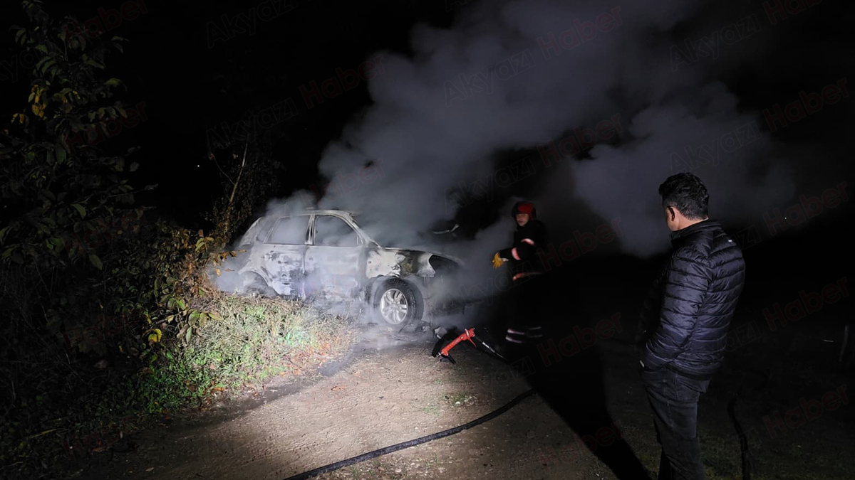 Akyazı'da korku dolu anlar; Aracı ateşe verdiler