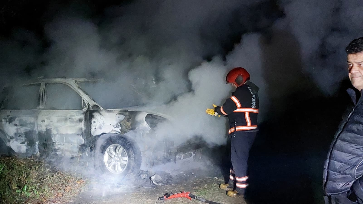 Akyazı'da korku dolu anlar; Aracı ateşe verdiler