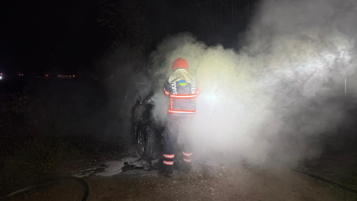 Akyazı'da korku dolu anlar; Aracı ateşe verdiler