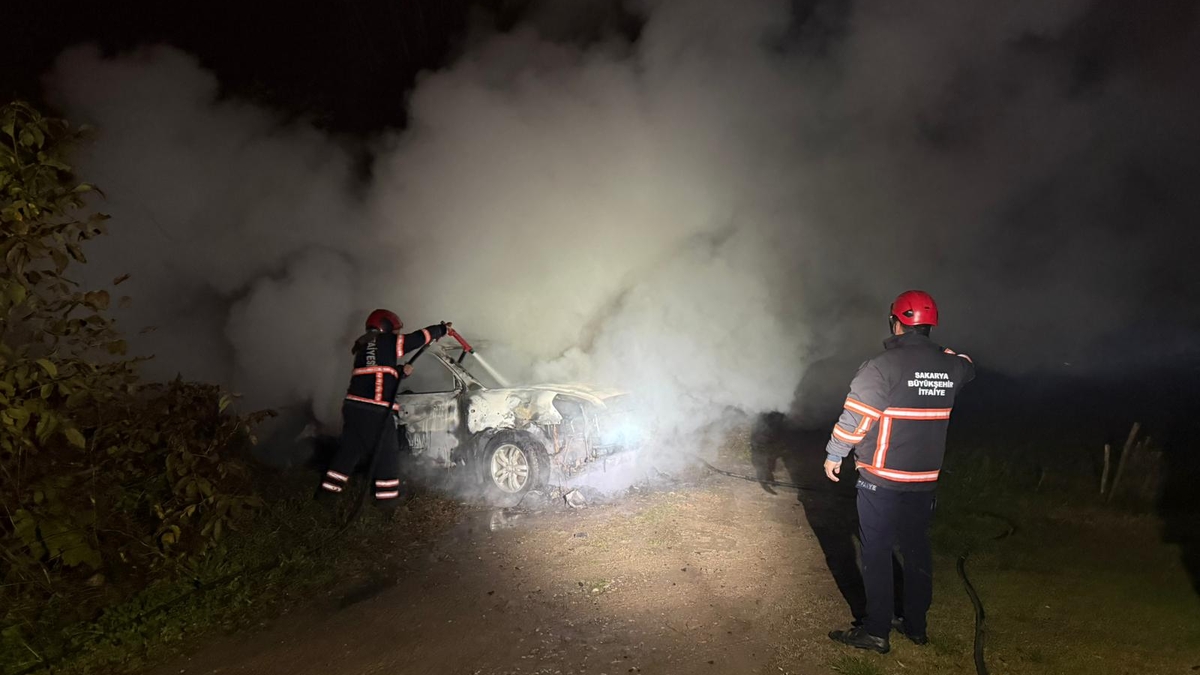 Akyazı'da korku dolu anlar; Aracı ateşe verdiler