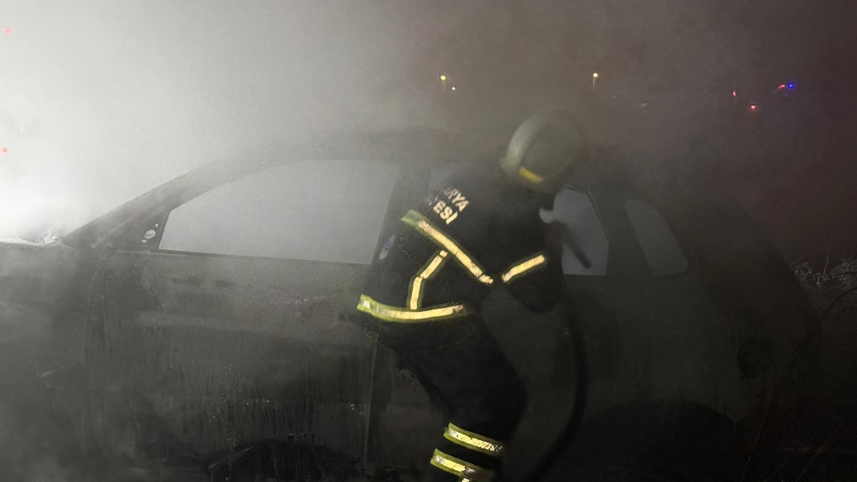 Akyazı'da korku dolu anlar; Aracı ateşe verdiler