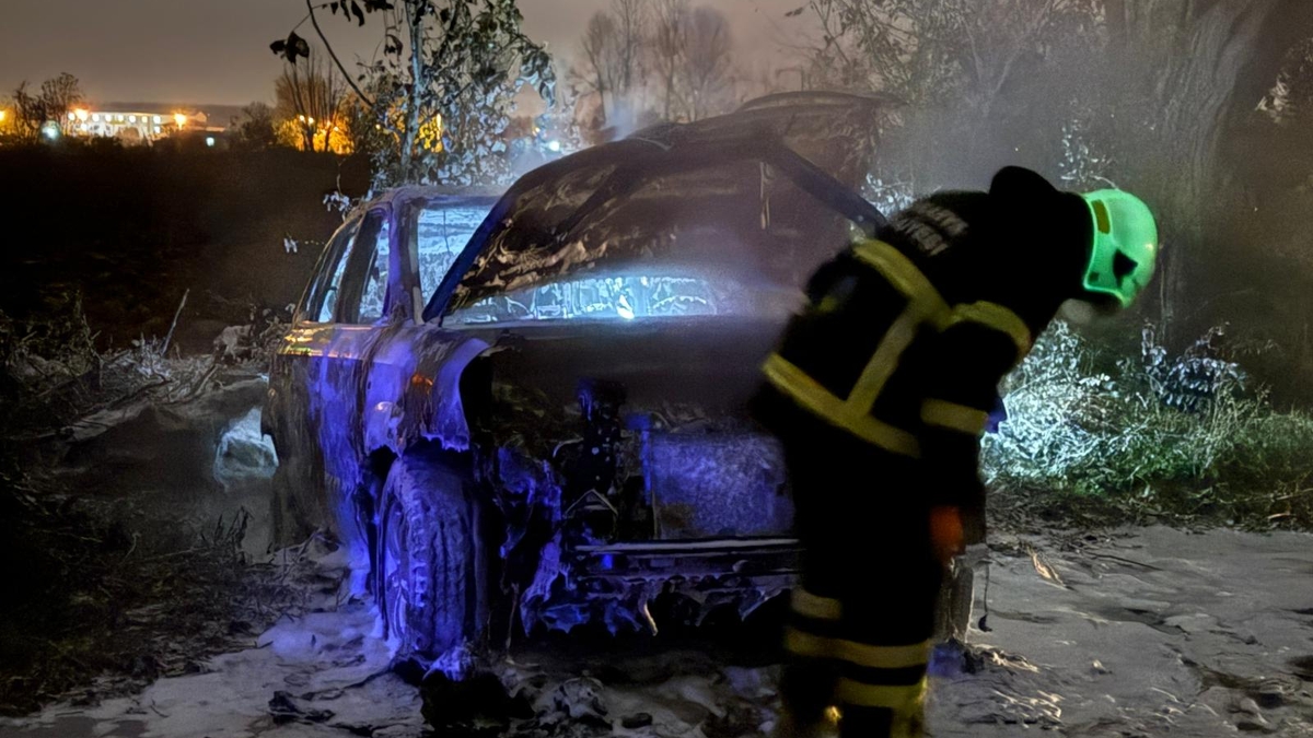 Akyazı'da korku dolu anlar; Aracı ateşe verdiler