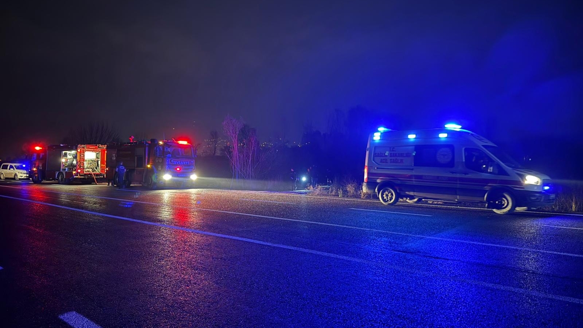 Akyazı'da korku dolu anlar; Aracı ateşe verdiler