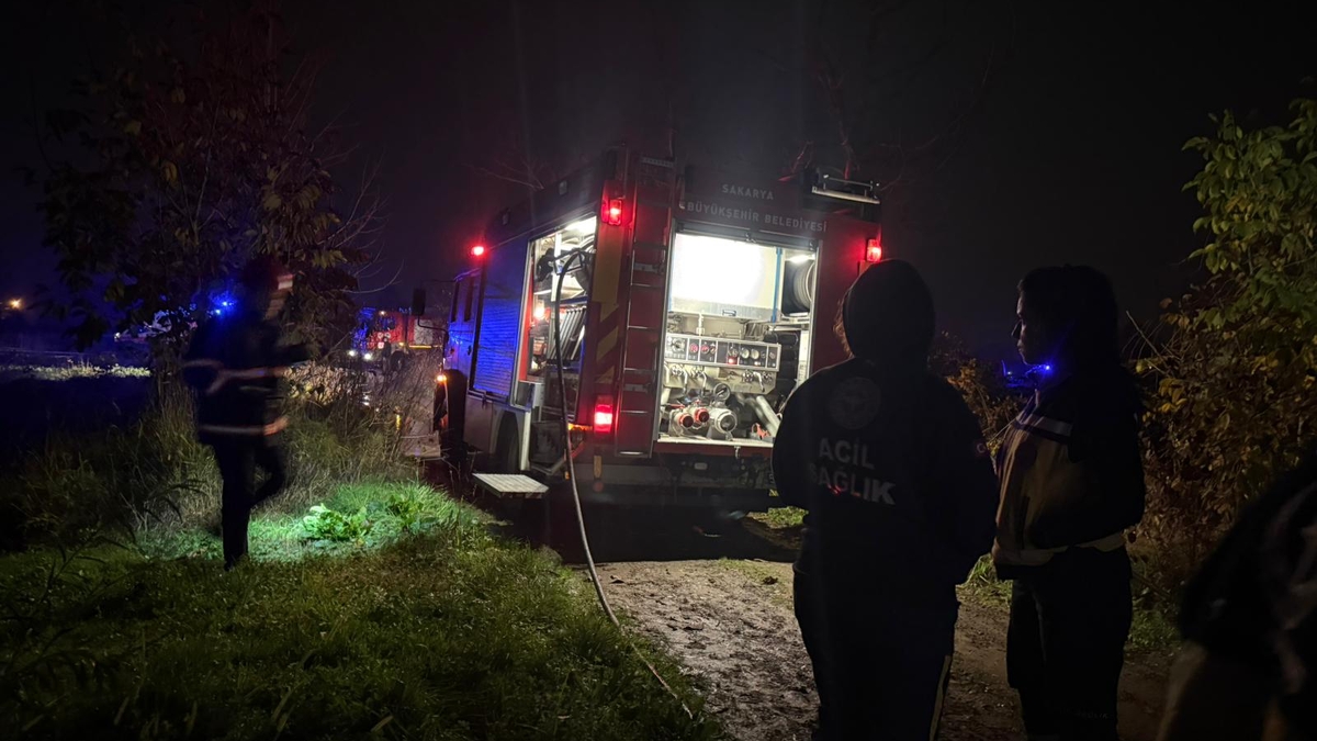 Akyazı'da korku dolu anlar; Aracı ateşe verdiler