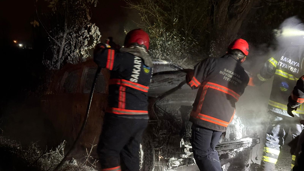 Akyazı'da korku dolu anlar; Aracı ateşe verdiler