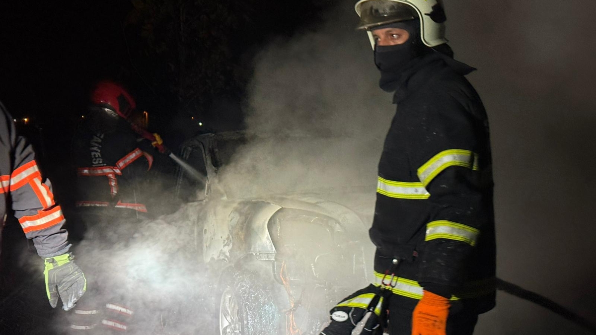 Akyazı'da korku dolu anlar; Aracı ateşe verdiler