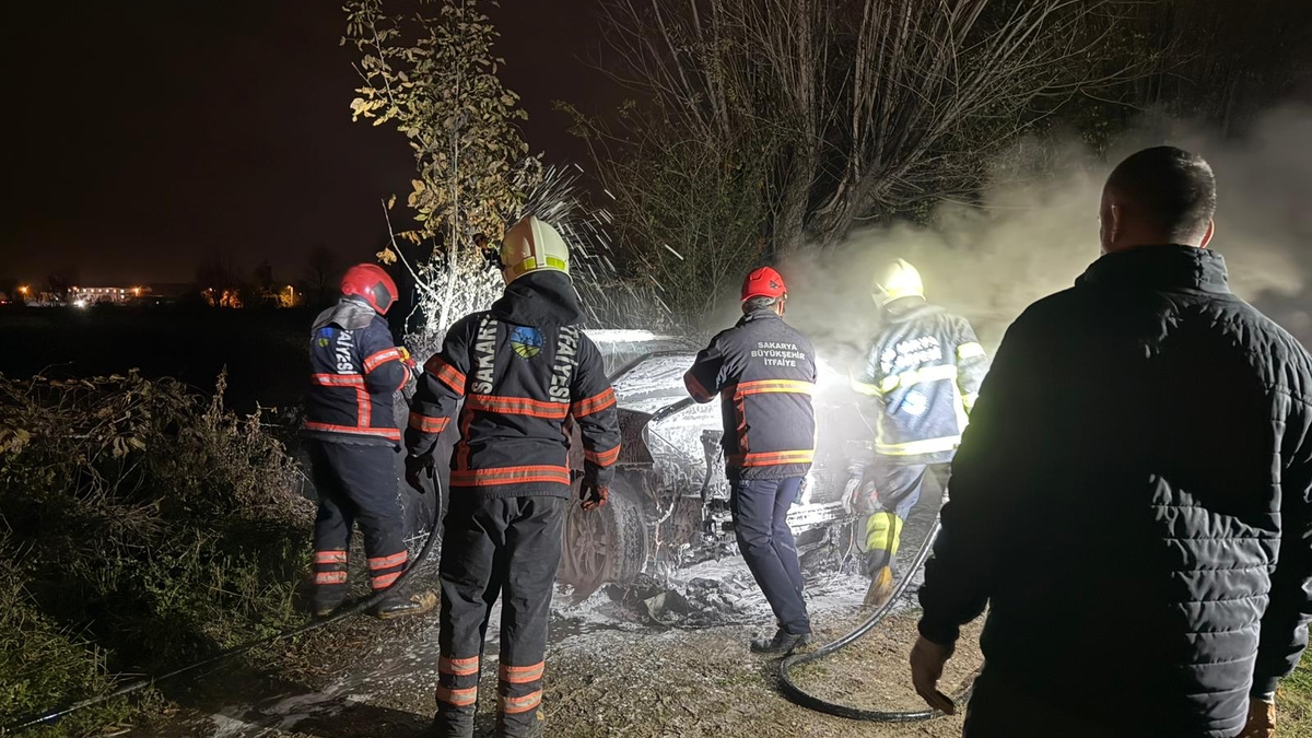 Akyazı'da korku dolu anlar; Aracı ateşe verdiler