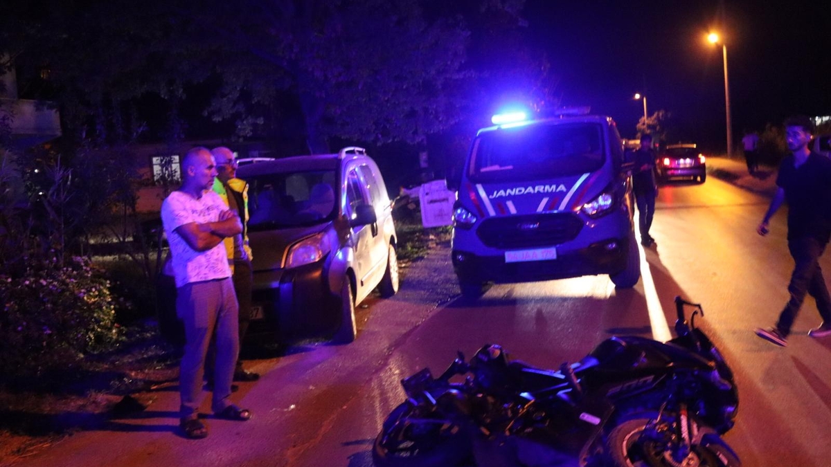 Akyazı'da motosiklet yayalara çarptı: 3 yaralı