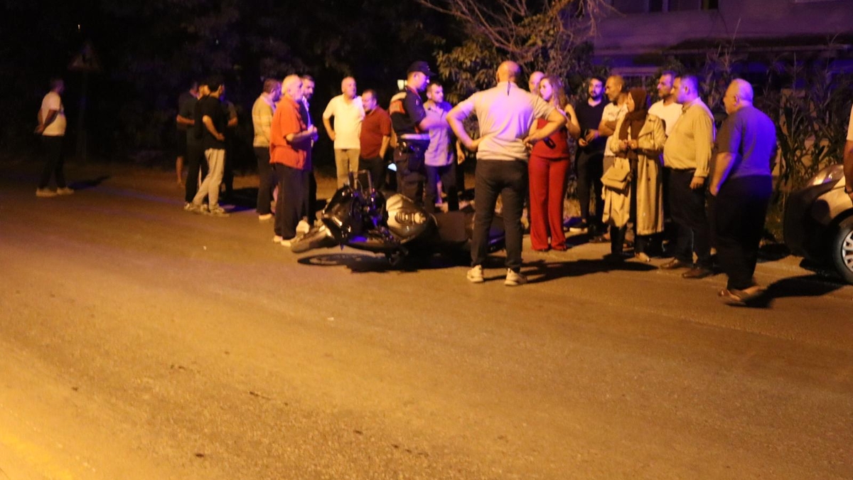 Akyazı'da motosiklet yayalara çarptı: 3 yaralı