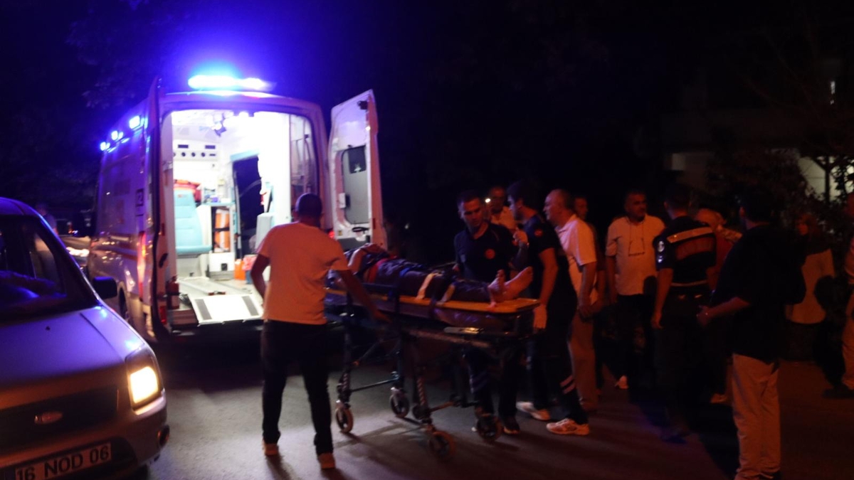 Akyazı'da motosiklet yayalara çarptı: 3 yaralı